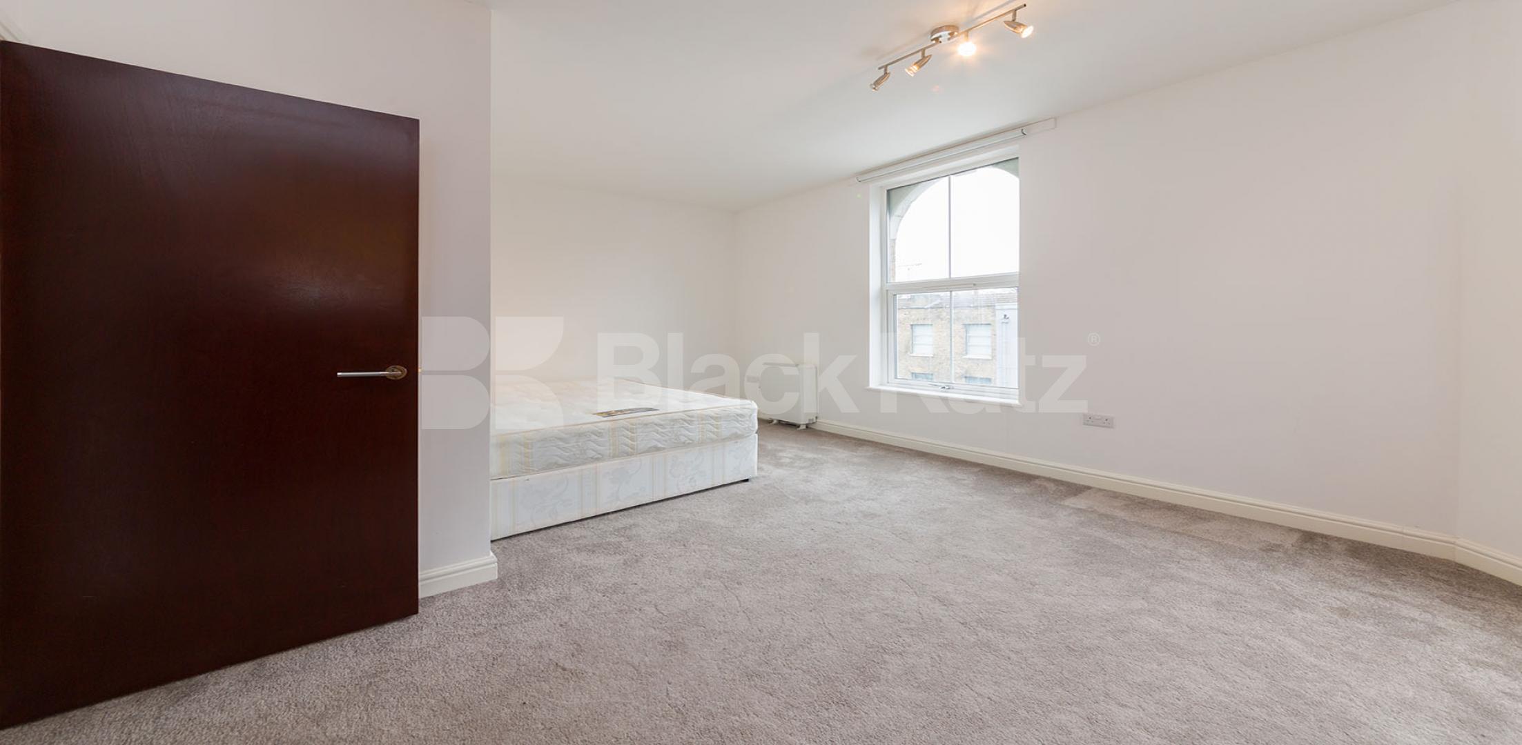 			STUNNING SPACIOUS SPLIT LEVEL 3 BEDROOM FLAT, 3 Bedroom, 1 bath, 1 reception Flat			 Springdale Road , Stoke Newington